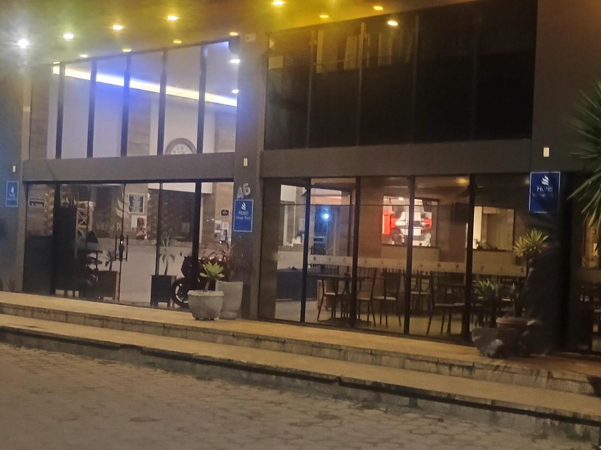 Village Plaza Hotel バルバセーナ エクステリア 写真