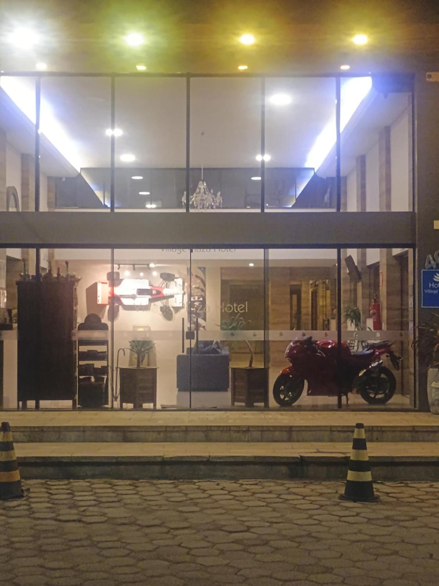 Village Plaza Hotel バルバセーナ エクステリア 写真